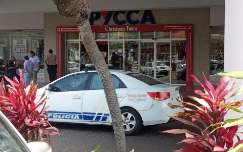 Policías se encuentran en el sitio donde ocurrió el asalto.