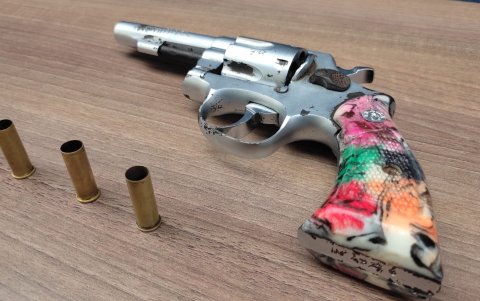 Una pistola y un revólver fueron decomisados por su presunta utilización en la muerte violenta.