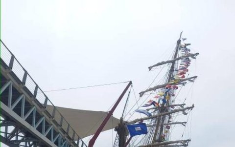 El buque de la armada de Brasil, Cisne Branco, se impactó el martes 18 de octubre contra el puente peatonal a Santay.