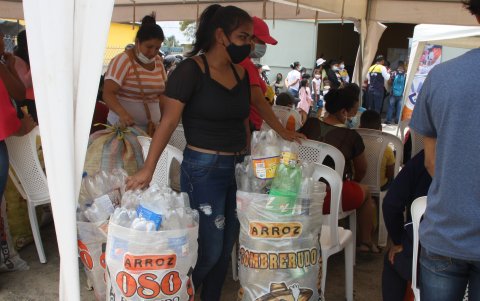 A diario, desde que inició el proyecto, llegan las familias con decenas de cartones y cientos de pláticos.