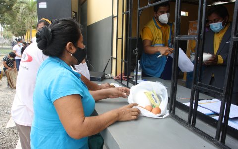 Marcia González es una de las ciudadanas que llega al sitio para intercambiar los productos.