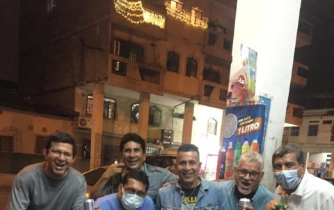 Un reencuentro de amigos del barrio en diciembre pasado, luego de muchos años de no verse, trajo mil recuerdos y felicidad a los participantes, entre ellos el organizador, Alejandro Ponce (Iz. arriba)