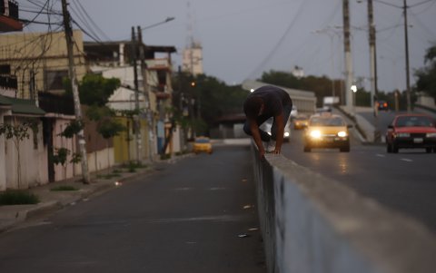 Infracción. Estas escenas se dan a diario y a cualquier hora del día. La gente, buena y con vicios o malas intenciones solo salta el muro e ingresa a la ciudadela Ferroviaria.