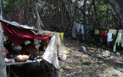 Estero Salado. A orillas del Salado, bajo el puente, los ciudadanos van a consumir drogas o se esconden luego de delinquir. En algunos puntos hay ya covachas levantadas.