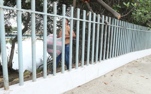 En el lugar, sin importar la hora, se observe gente circulando a orillas del Salado.