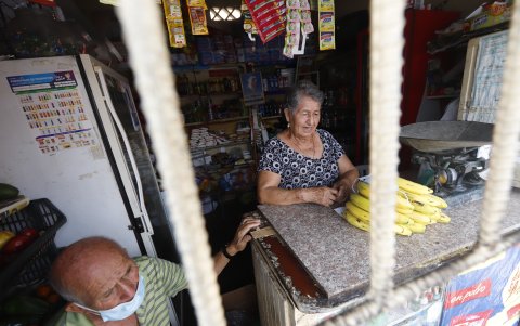 Los ciudadanos se visto obligados a acostumbrarse a vivir entre rejas. Solo amurallados, denuncian.