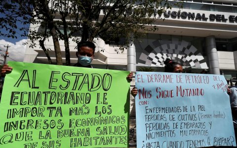 Indígenas de la amazonía ecuatoriana y organizaciones de derechos humanos realizaron un plantón con carteles en los exteriores de la Corte Constitucional, hoy en Quito (Ecuador).