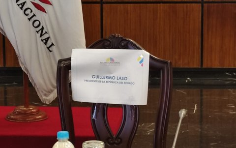 La silla vacía que dispuso la comisión para evidenciar la inasistencia del presidente Lasso.
