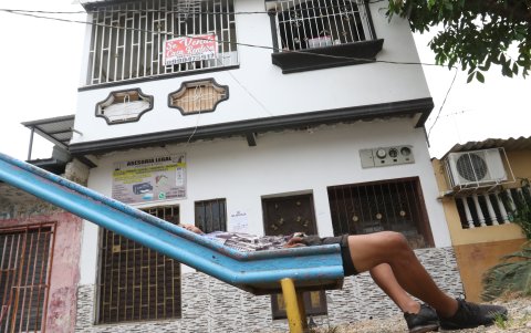Huida. Grandes letreros anuncian las ventas de casas. 3. UPC. Los residentes piden su apertura.