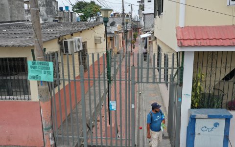 Así permanece el vecindario. Además de las rejas, se han colocado cámaras de seguridad.