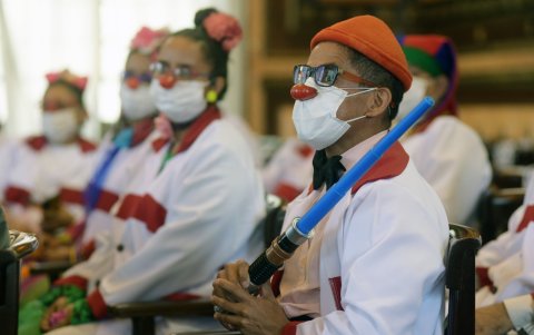 Muy atentos al programa permanecieron los miembros de la organización.