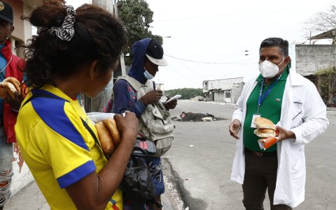 El medico Rómulo Bermeo lleva adelante un programa de rehabilitación a consumidores de sustancias que han hecho de la calle su hogar.