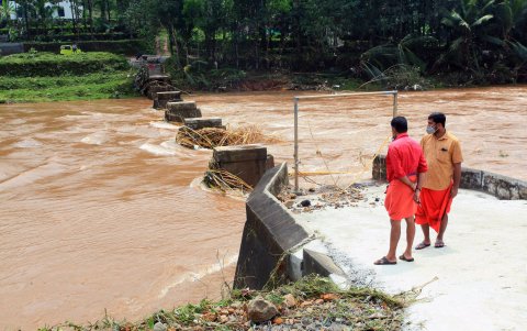Las lluvias han provocado una serie de desastres y pérdidas de vivas humanas en la India y Nepal.