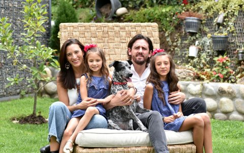 Disfrutando de lo más valioso de su vida: su esposo Juan José Nájera y sus hijas Isabella y Bárbara. Los acompaña Luna, su perrita adoptada..