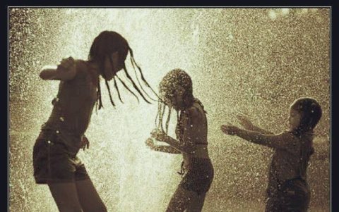 Recuerdos. Una de las cosas que más recuerdan los adultos y ancianos de hoy es cuando jugaban bajo la lluvia, sin temor a resfriarse y porque no existía la tecnología.