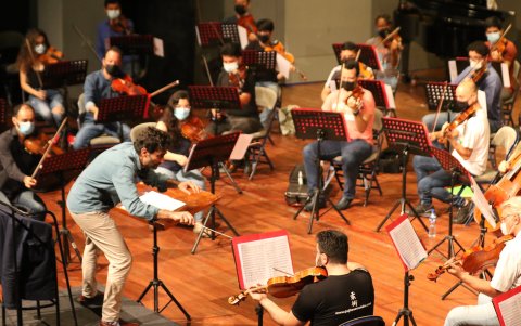 La Orquesta Filarmónica del Municipio de Guayaquil ensaya con el director Iñigo Pirfano.