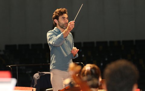 Iñigo Pirfano da las indicaciones a los músicos de la Filarmónica para a presentación que es este viernes 22 de octubre,a las 19:00, en el Teatro Centro de Arte.