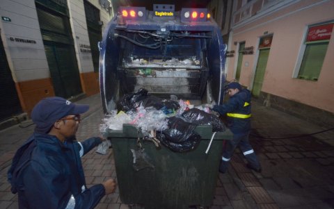 Proceso. La recolección de basura es en camiones, los consorcios y municipios que se encargan no ejecutan una eficiente separación y tratamiento de desperdicios.