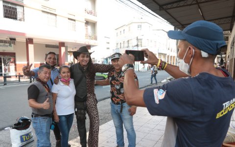 Efecto. Ciudadanos se fotografían con el artista callejero.
