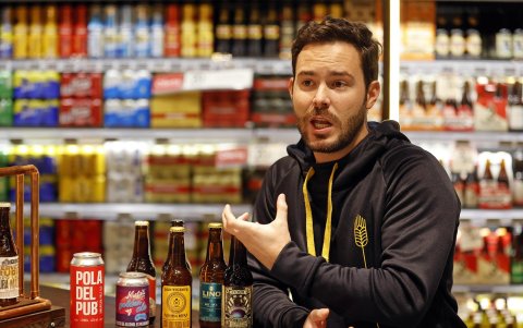 El maestro cervecero Tomás Delfino habla durante una entrevista con Efe, el 17 de octubre de 2021, en un supermercado en Bogotá (Colombia).