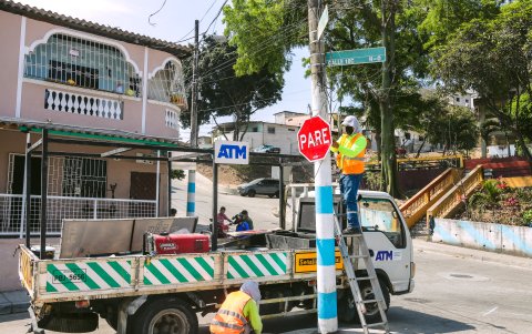 Objetos. En el sector fue colocada señalética horizontal y vertical.