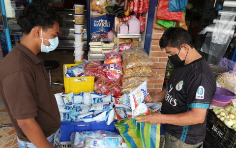 Algunos consumidores dicen no comprar ahora leche porque les resulta más costosa que otros productos como el te.