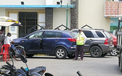 ´Cerca de la iglesia y Plaza Cívica de Playas es posible ver ahora también a los cuidacarros informales.