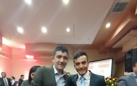 Érick Sarango junto al ciclista Richard Carapaz, en una entrega de premios.