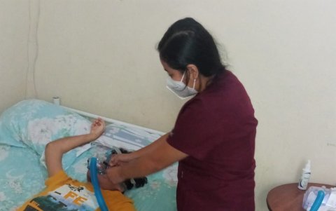 Cuidados. Denisse Fajardo vigila la respiración de un paciente.