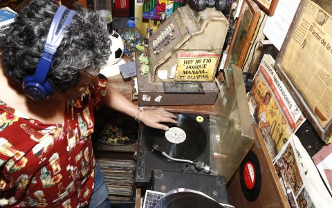 Labor. En el sitio también está un elemento que conjuga el vinilo con disquette.