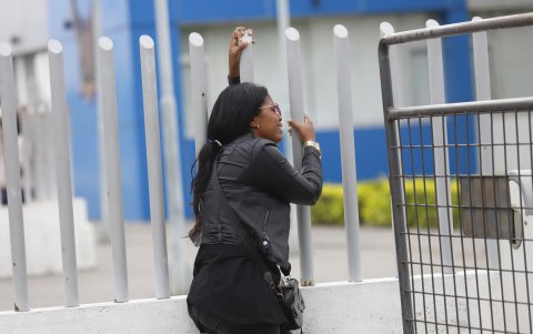 Familiares del deportista se mostraron afectados por el deceso mientras esperaban afuera de la morgue.