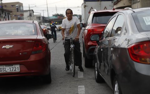 Esta imagen captada en el sur de la ciudad, se replica en toda la ciudad. Un ciclista opta por ir en contravía en plena Perimetral solo para cortar camino. La comodidad pesa sobre el cuidado.