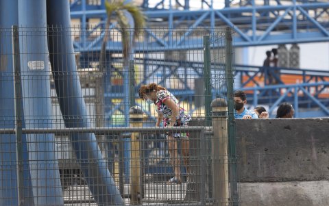 Margarita González pasa entre el pequeñísimo espacio que queda libre entre el cemento y las rejas colocadas bajo el paso peatonal de la Perimetral, cerca de la Trinitaria. No le importa rasparse las rodillas o engancharse con los fierros. Otros hacen fila para repetir la escena. Pocos usan la estructura porque, advierten, en ella consumen drogas y roban.