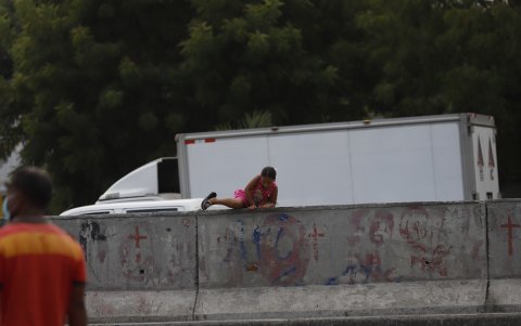 No importa que los barrotes de la Perimetral, cerca de la Trinitaria, midan más de un metro. Con niños o sin ellos, los ciudadanos se saltan el muro para cruzar la arteria, una de las más concurridas de la ciudad. Incluso en la noche se repite la escena.