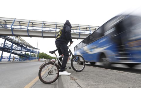 Los ciclistas también tienden a recorrer las vías por los sitios menos seguros, lo que genera molestar entre los conductores que han tenido que hacer maniobras para evitar atropellarlos.
