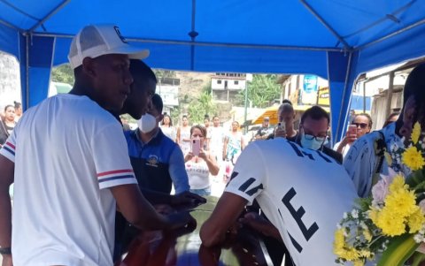 Familiares llorando en el féretro de Álex Quiñónez.