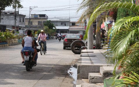 Alcantarillado. En esta foto se ve lo alto que es la acera en un tramo de la calle Mercedes Arzube, además se ve el agua servida desbordada y una bicicleta que circula en contravía.