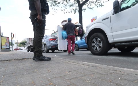 Vigilancia. Debido al estado de excepción que rige desde el 18 de octubre pasado, miembros de las FF. AA. y de la Policía han tomado el control de las calles, pero no han podido detener el problema.