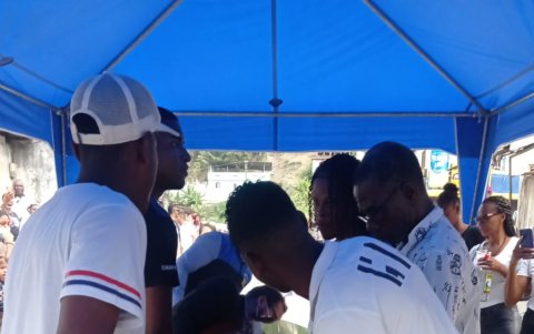 Vivienda. En su vivienda en Esmeraldas, el velorio inició dentro de casa y luego continuó en los exteriores de esta, con la gente.