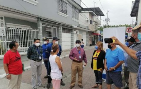 Residentes de la cooperativa dialigan con Wadih Daher (c) administrador de la Unidad de Negocios, al momento de entregar la obra