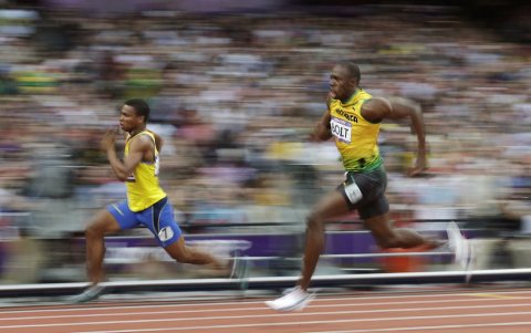 Alex Quiñonez corriendo junto a Usain Bolt en los Juegos Oímpicos de Londres 2012