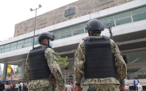 Dos militares acudieron también al llamado de alerta, para brindar seguridad en los exteriores del edificio de la Corte Provincial