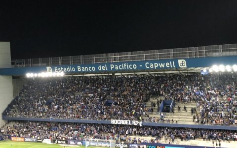 El partido entre Emelec y Barcelona se detuvo cuatro minutos por los incidentes entre los barristas de la Boca del Pozo.