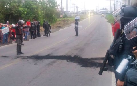 Elementos de la Policía Nacional despejaron la vía Quito - Santo Domingo de los Tsáchilas.