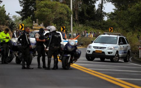 Indígenas de las comunidades de Cusubamba bloquean una carretera al norte de la ciudad durante una jornada de protestas contra el Gobierno, hoy, en Quito (Ecuador).