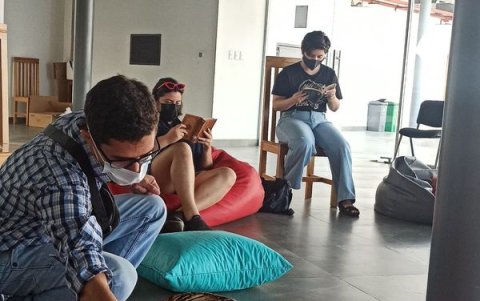 La Biblioteca de las Artes cuenta con el ‘Picnic literario’, en el que se analizan las obras escogidas para adultos.