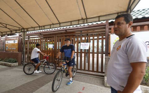 Turismo.- Ayer, martes 26 de octubre de 2021, llegaron ciudadanos que querían ir a pasear a la isla; pero el paso está cerrado para turistas tras el último choque de una nave con el puente.