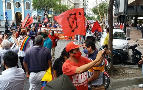 En Guayaquil los manifestantes avanzan por la 9 de octubre.