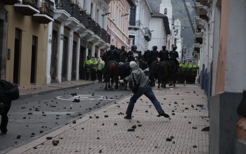Fuertes protestas en la Plaza de Santo Domingo se registran antes de las 18:00.
