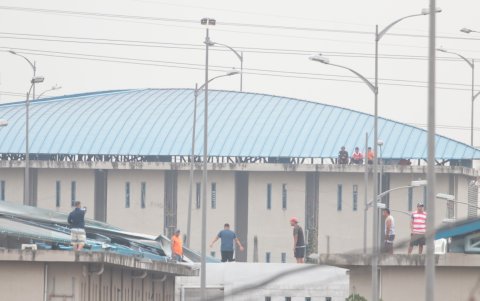 Curiosidad. Los internos subieron hasta el techo de la cárcel regional y usaban binoculares para observar los disparos propinados entre los pabellones.